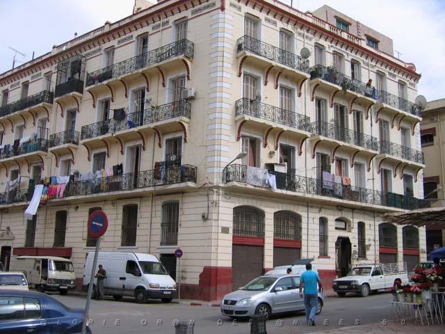 VOYAGE ORAN SEPTEMBRE 2006 65 11 sept. 06 - aprem - 1 PLACE HOCHE ANGLE RUE TRAKTIR RUE BENDOUKHA SADEK.JPG